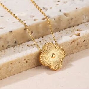 Elegant Gold Pendant Necklace